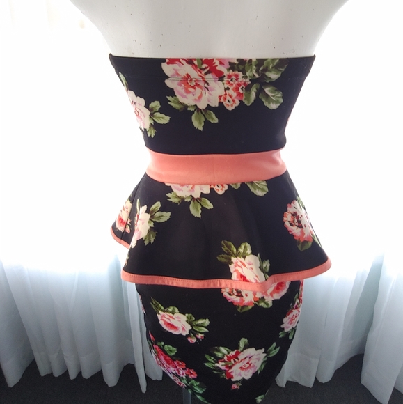 Floral ruffled dress.  SIZE S - Picture 3 of 5